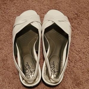 7W LifeStride white sandal